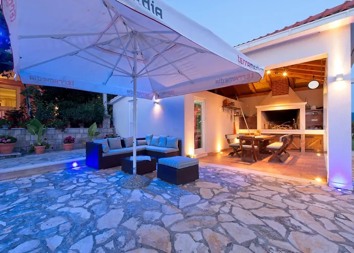 Thousand Roses Villa