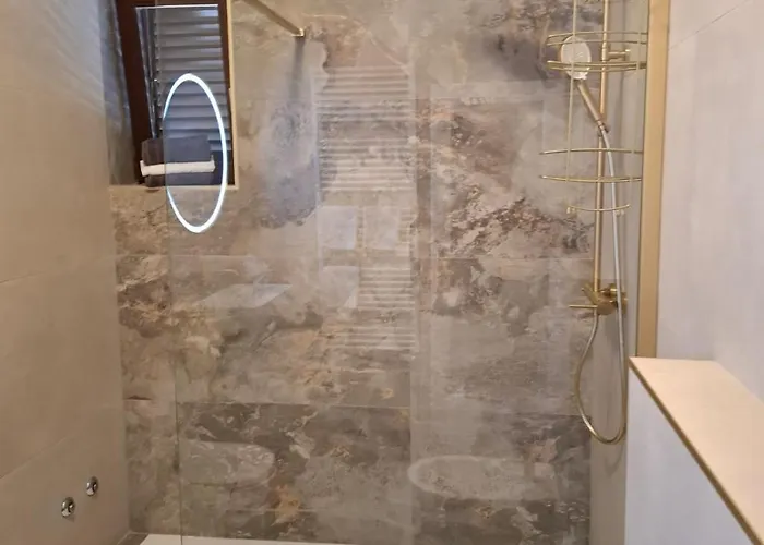 Thousand Roses Lovorno