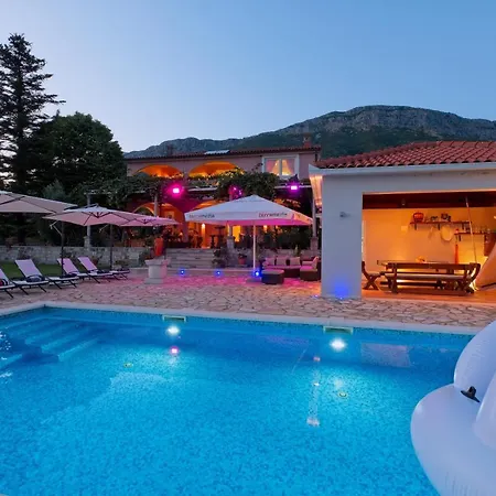 Vila Thousand Roses Lovorno