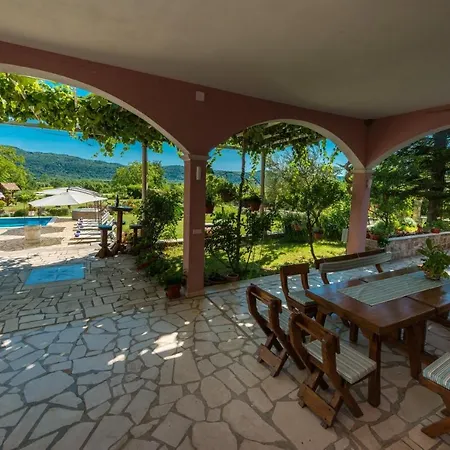 Thousand Roses Vila Lovorno