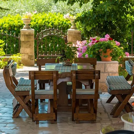 Vila Thousand Roses Lovorno