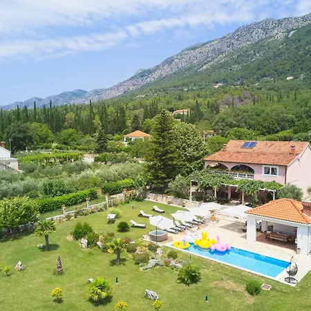 Thousand Roses Villa