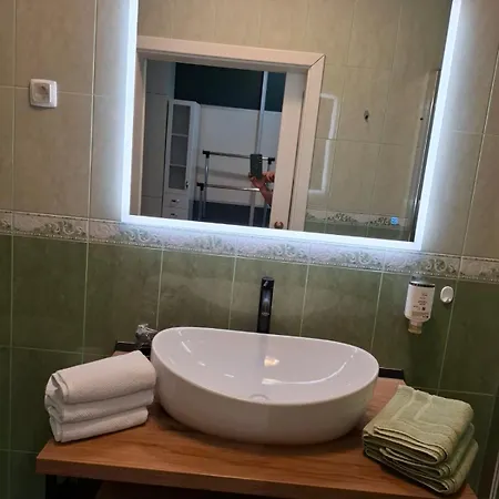 Thousand Roses Vila Lovorno