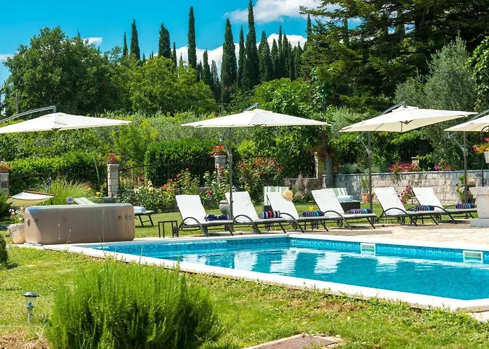 Thousand Roses Villa