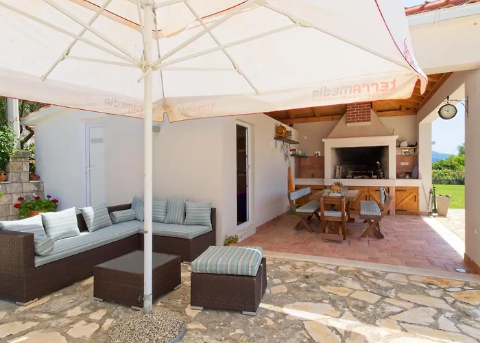 Thousand Roses Villa *