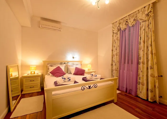 Thousand Roses Villa *